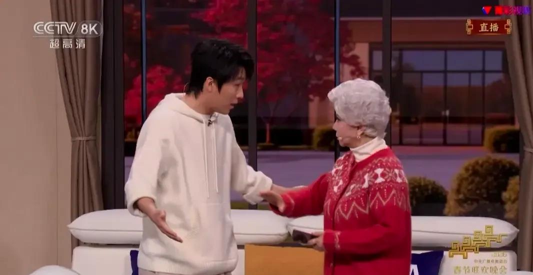 不是“王炸”就是“哑炮”蔡明在春晚登场，节目组给足了仪式感。观众期待她带来