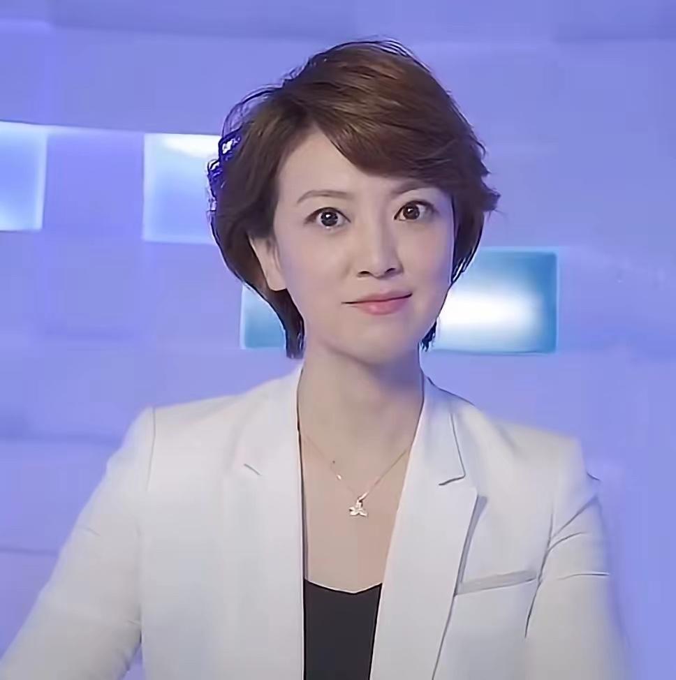 只因随口一句提醒，昔日辽宁台当家一姐朱霞，一夜丢掉铁饭碗，事业骤然跌落谷底。很多