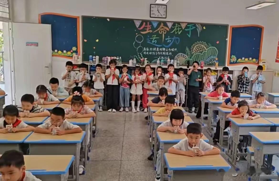 据说武汉某小学学生，如果不订学校的牛奶，就让学生站着喝白开水，看着订牛奶的同学喝