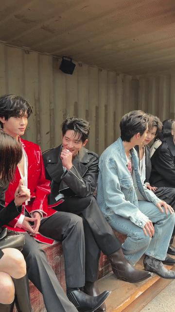 丞磊，张新成这鞋跟都不矮啊，看来男明星穿高跟鞋已经是常态了，这一排男明星瞅过去那