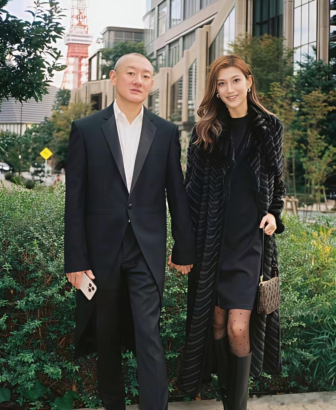 京城四少汪雨跟新婚老婆逛街约会呢，他俩差20岁，站一块儿不太搭。但他老婆真挺漂亮