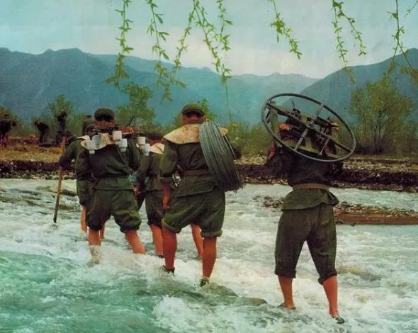 1979年前线，我军步话机疑遭越军持续监听，行动口令随时可能泄露，指挥人员气得猛