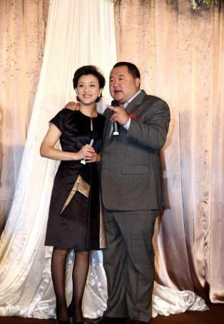 1994年，26岁的杨澜非要和银行上班的丈夫张一兵离婚，转身嫁给了体重2