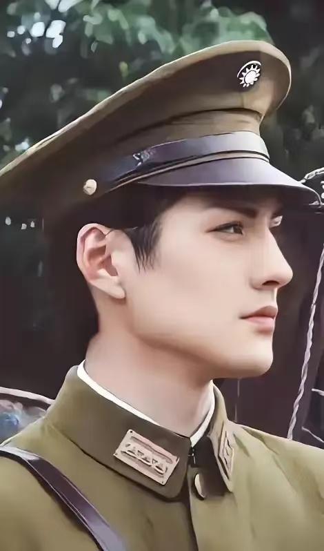 2000年，21岁的严屹宽刚在演艺圈崭露头角，青涩的眉眼间已经透着一股子俊朗劲儿