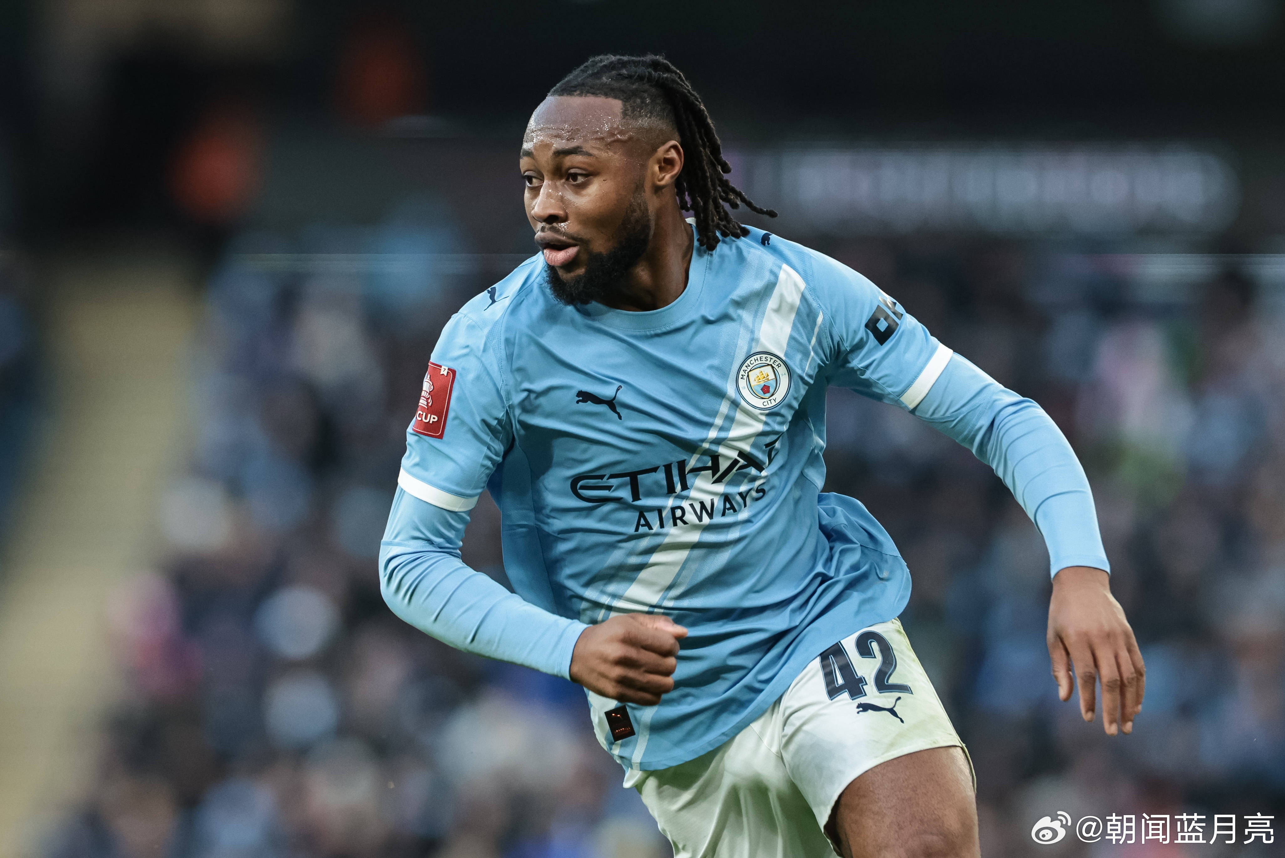 凌晨英超第28轮，曼城1-0战胜利兹联，塞梅尼奥在上半场补时阶段的进球帮助曼城拿