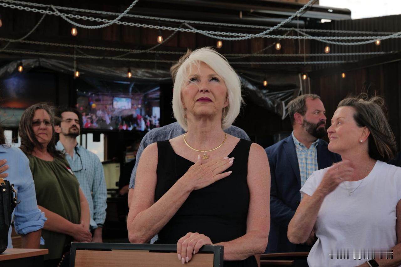 突发新闻：特朗普总统知恩图报，赦免了蒂娜·彼得斯，她保存了指纹、DNA和血型，这