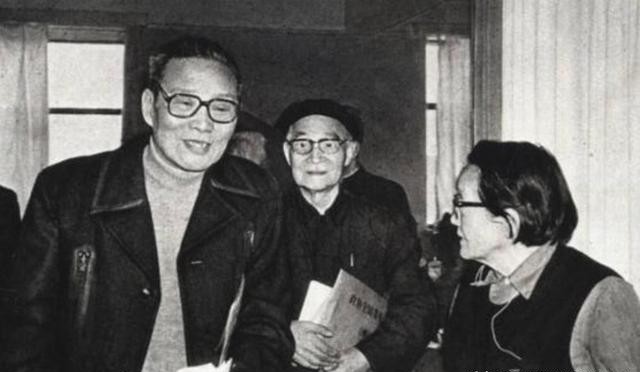1958年，沈醉去天安门参加阅兵仪式，看见毛主席身边站着的女人，吓得他当场差点魂