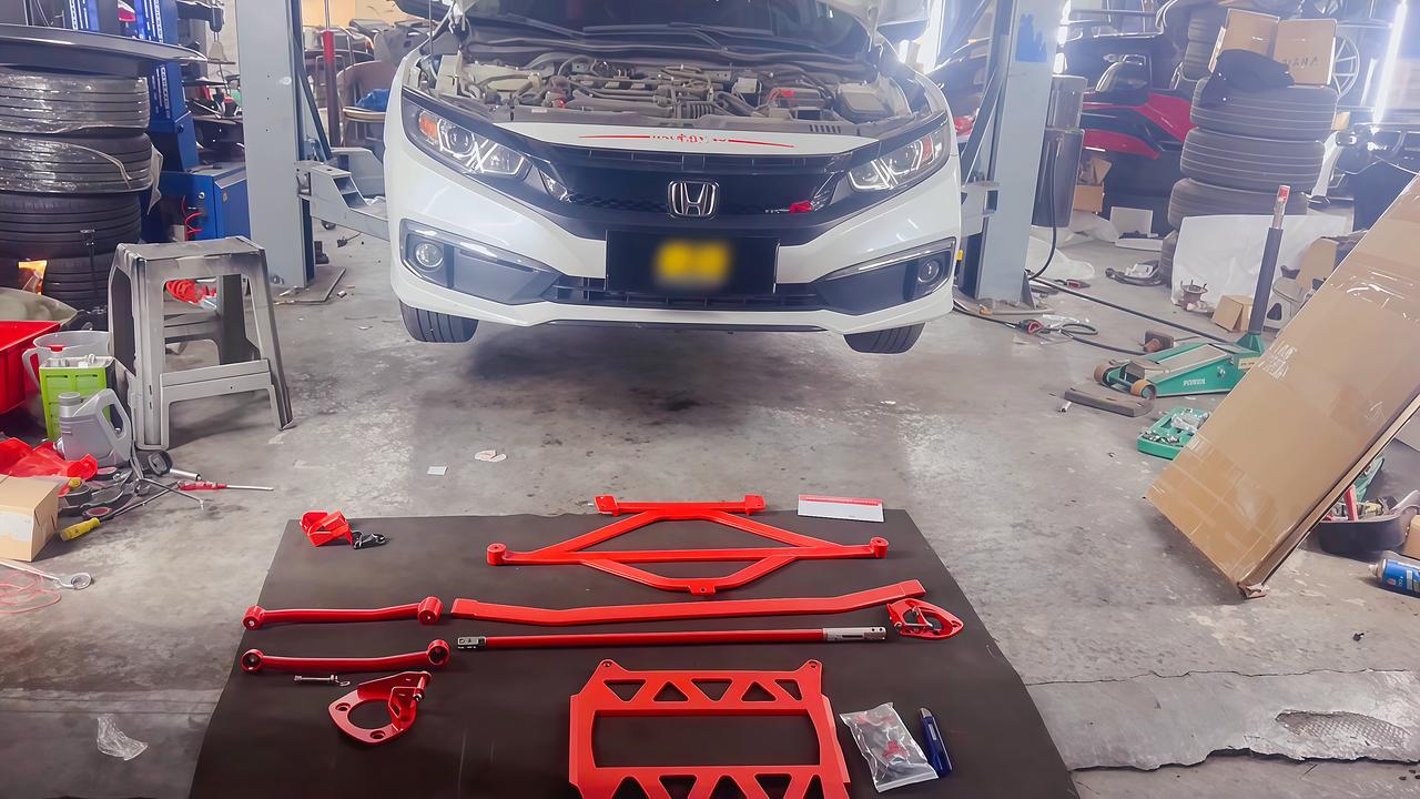 🛠️十代思域加底盘井字架，这改法算是往“操控党”路子上走了。看着不炸街，但是在