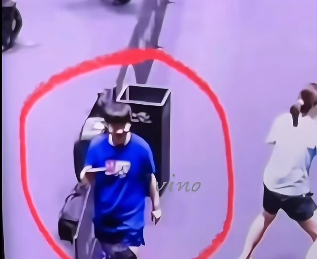 莎莎这衣服怎么变大了？穿错了？是今天训练场的莎莎吧？网友发现莎莎今天的文化衫貌