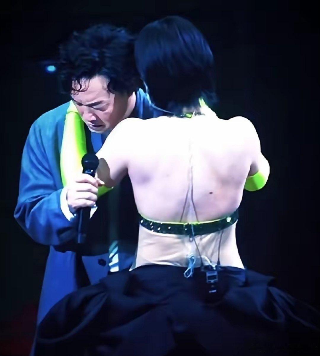同样是后背，看陈奕迅的表情就知道了，谁的更美？和容祖儿是享受的，一脸的陶醉，修长