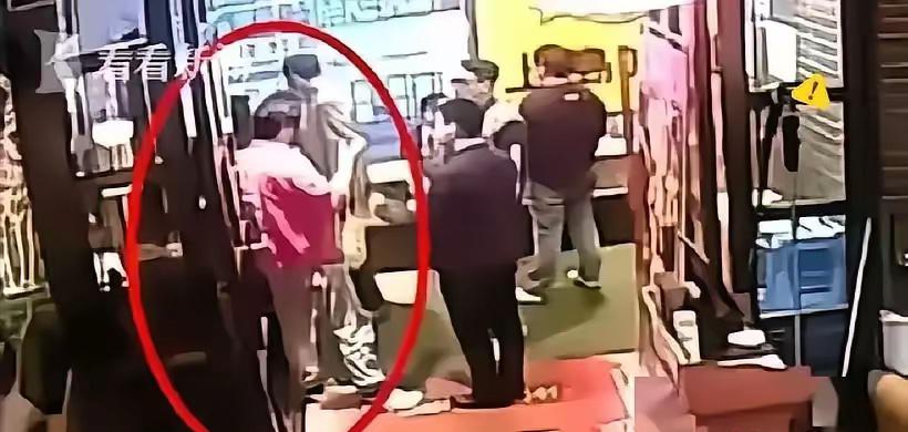 三位印度游客在和平饭店消费近八千元，结账时却蛮横表示仅付三成。为了逼店家妥协，他