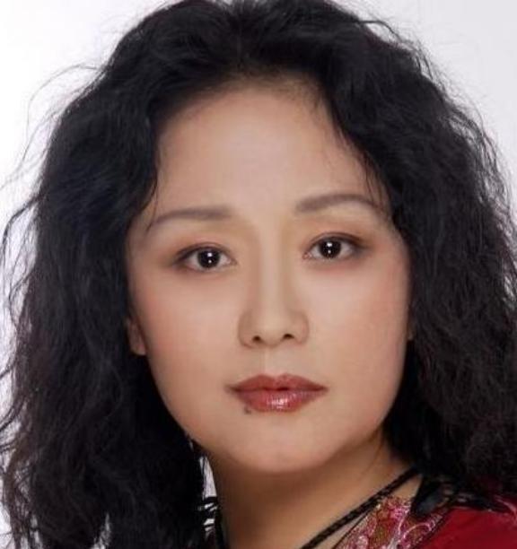 1979年，饰演潘金莲的廖学秋因为拍戏，和老公分别了六个月，她归心似箭，往家赶，