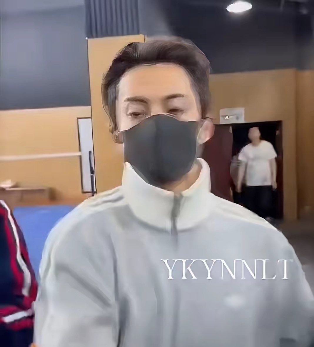 这得把手机供起来，毕竟是王鹤棣摸过的手机。