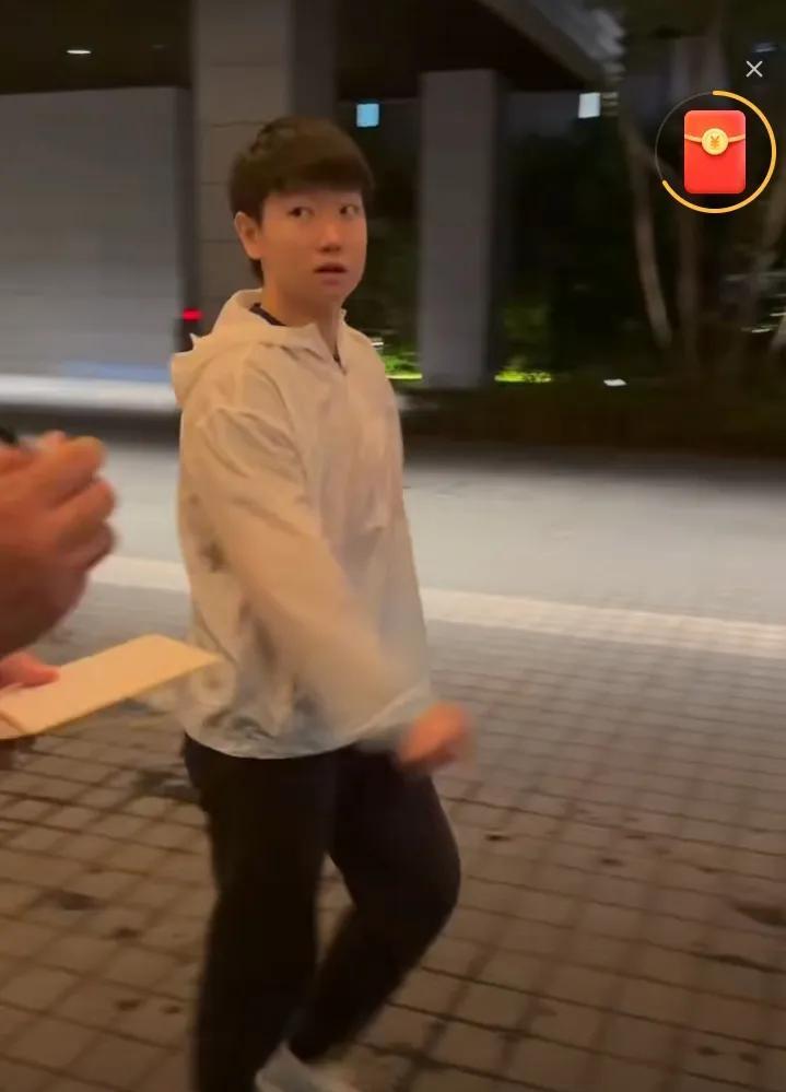 昨晚国乒女队分头出发吃饭去了[笑着哭]。昨晚莎莎和马琳指导、大迪、陪练闫禹橦等一