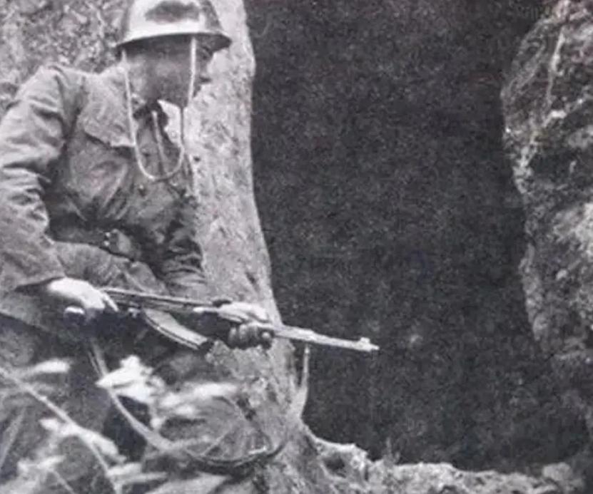 1984年，一22岁战士误闯入一个山洞，他发现里面竟都是女人，然而就在战士摸出手