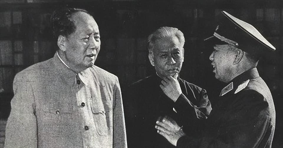 1951年，刘亚楼走进中南海汇报工作，毛主席盯着他那身打着补丁的军装，眉头一皱，