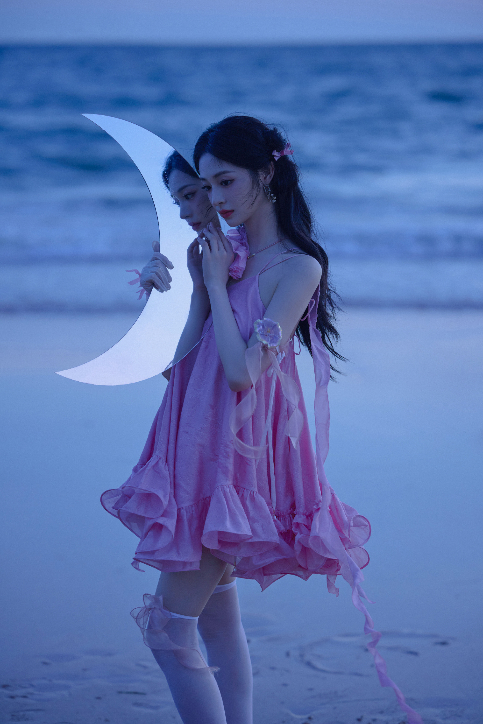 周洁琼丝袜大长腿穿搭写真，好喜欢这套粉粉的好可爱。周洁琼