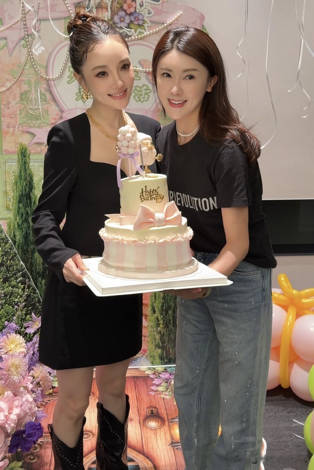 贾乃亮前妻办45岁生日派对，闺蜜甘薇、杜华现身，连于正都来了，现场十几个人特别热闹。甜馨妈妈穿着黑色