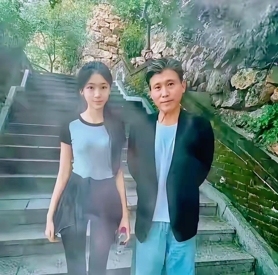 李乃文和女儿的合影，不得不说，女儿真漂亮。