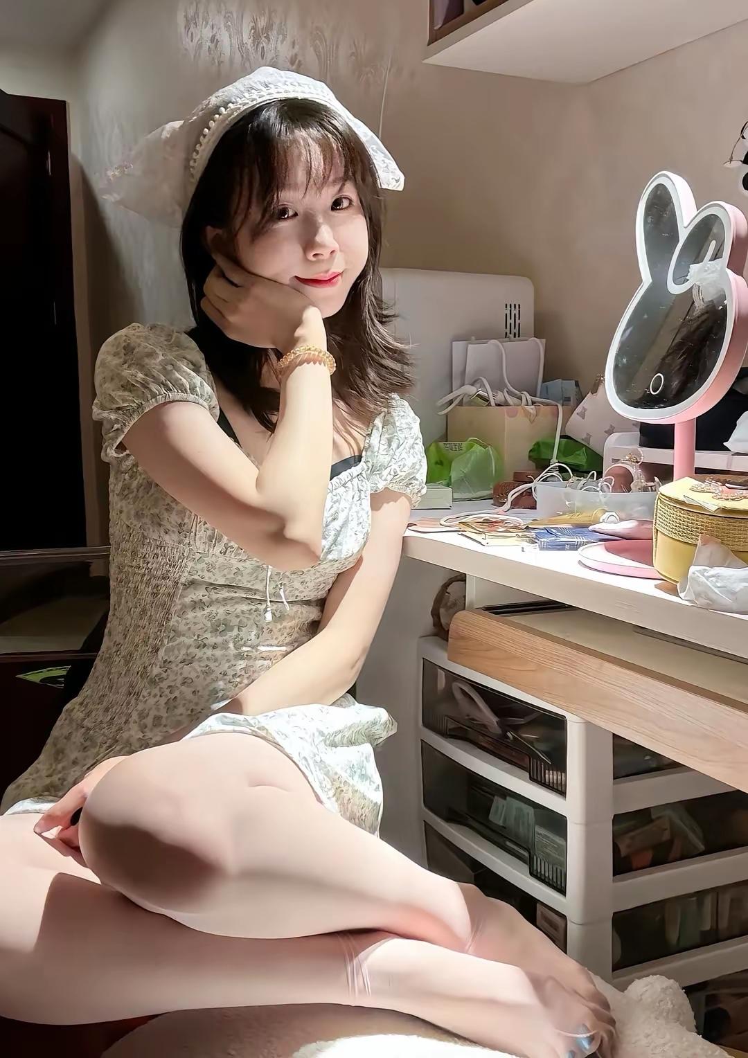少女心满满的一天，可爱兔镜子和花裙子搭配，少女感爆棚！💕💕💕.