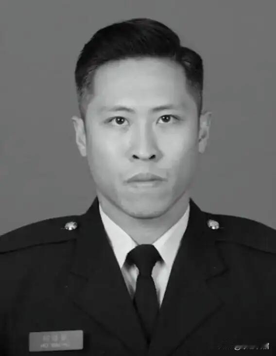 香港殉职消防员何伟豪在火灾中为拯救他人生命而不幸牺牲，最令人心疼的当属他的女友。