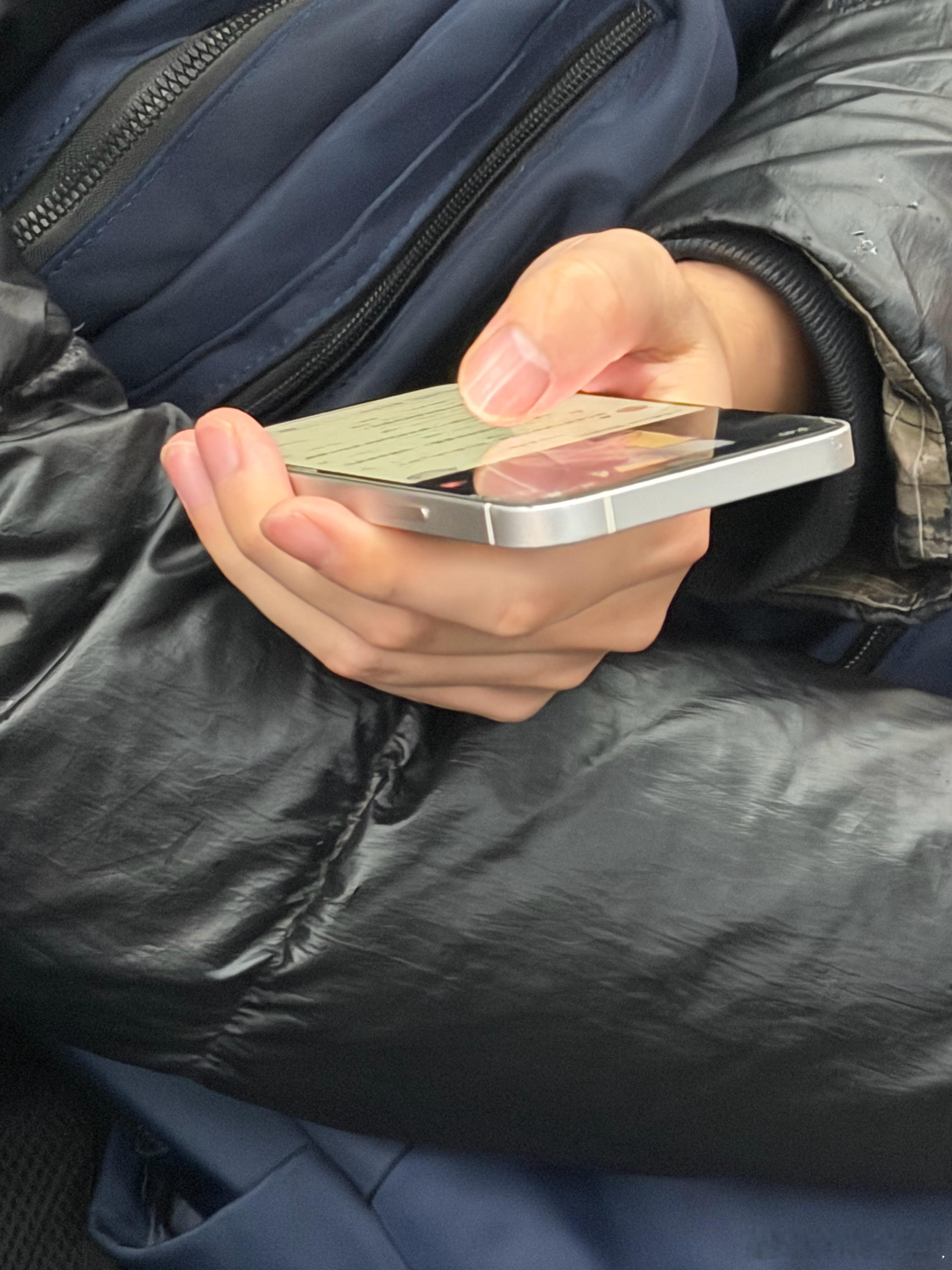 在地铁上看到一哥们，真的很难看到一直裸奔但又这么平整边框