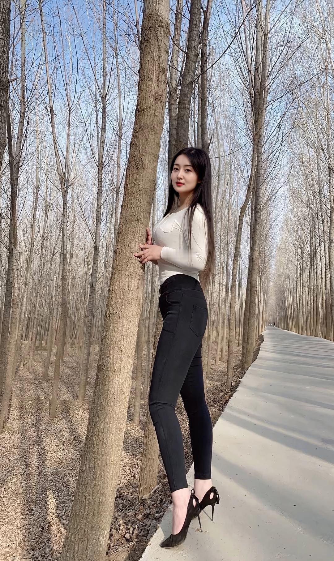 林间小径，佳人倚树。