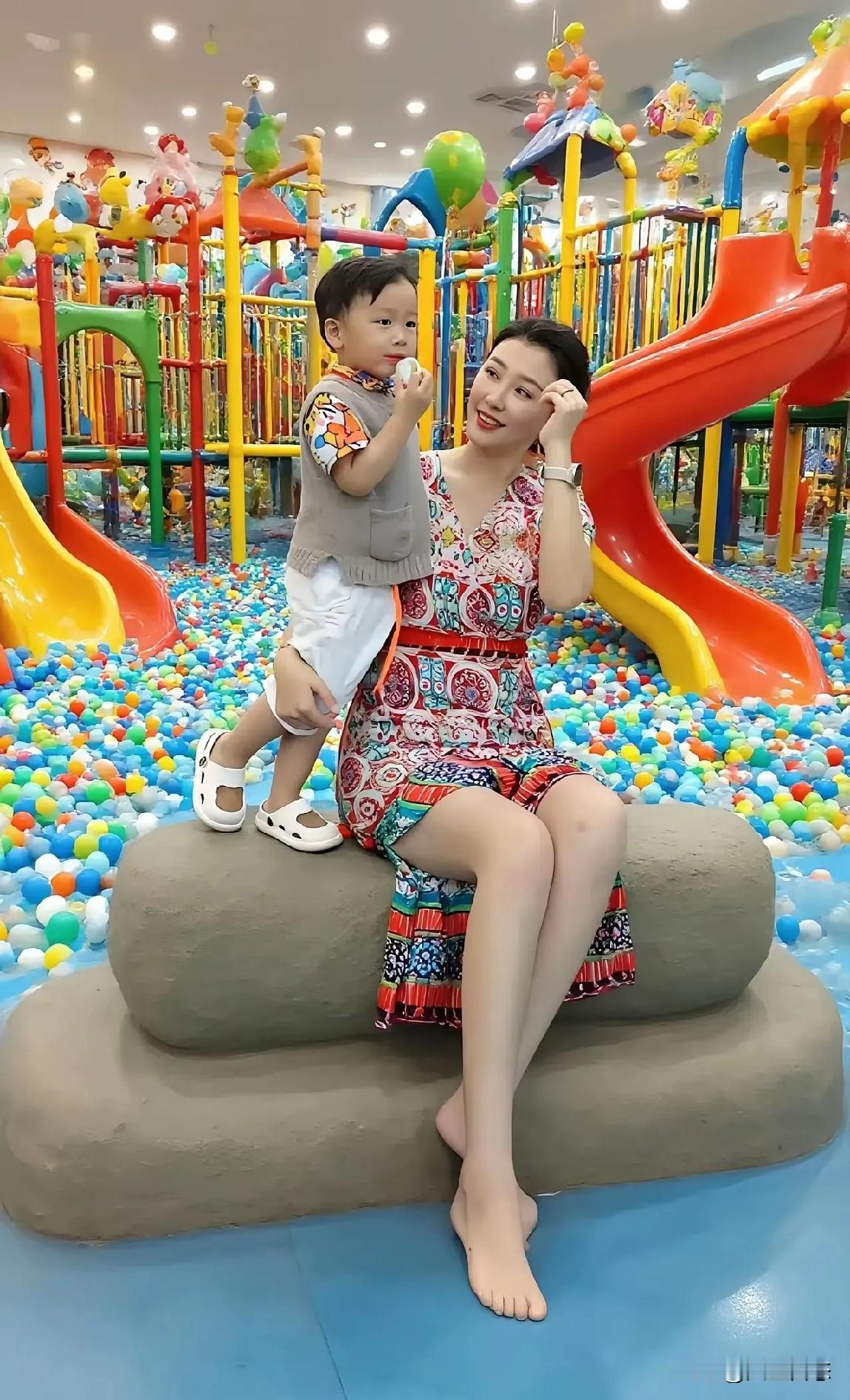 33岁表妹的亲身经历，奉劝想要离婚改嫁的女人，千万不要带儿子！表妹离婚时怕儿