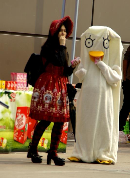 我在路上碰到两个cosplayer，他们在窃窃私语，说另外一个cosplayer