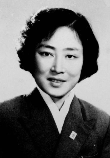 1953年秦腔女演员孟遏云前往朝鲜参加慰问演出，但她有一个怪癖，从不在公共浴室洗