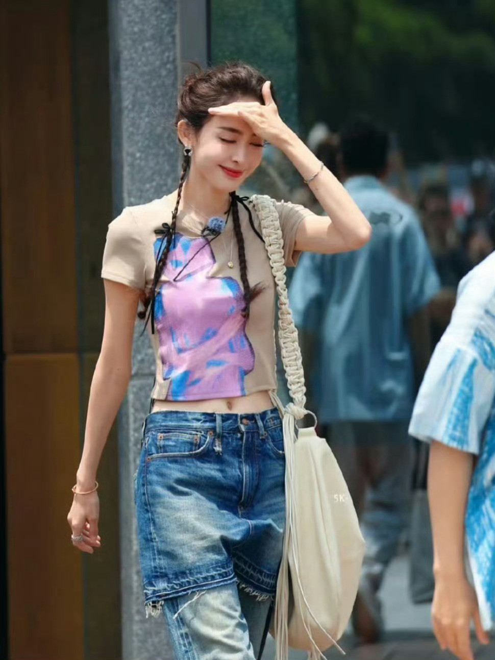 娜扎的肚脐眼是怎么做到竖着的，是不是只有特别瘦的人才会这样？