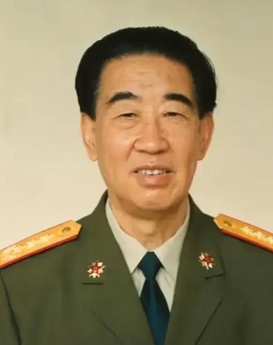 1994年，有19名解放军高级将领晋升上将军衔。在这19名上将中，有一位上将与众