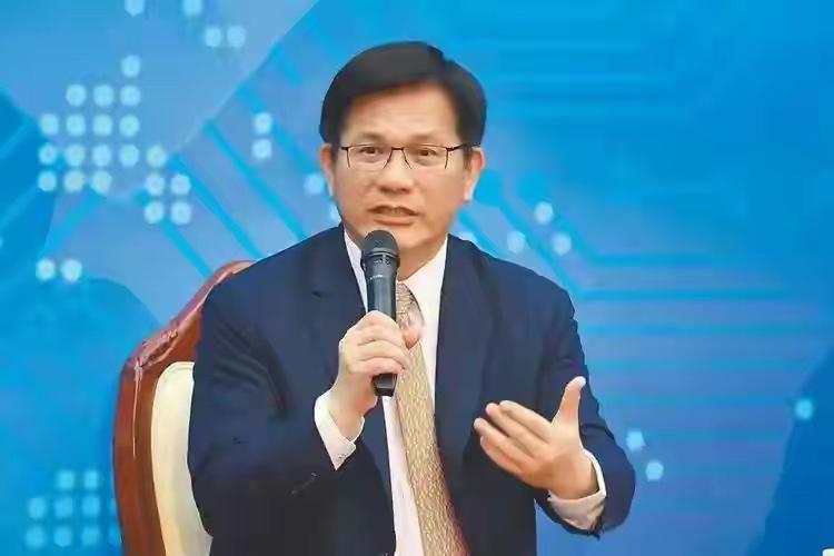 近日，新加坡《联合早报》称：台“外事部门”负责人林佳龙声称“绝对不接受矮化及排除