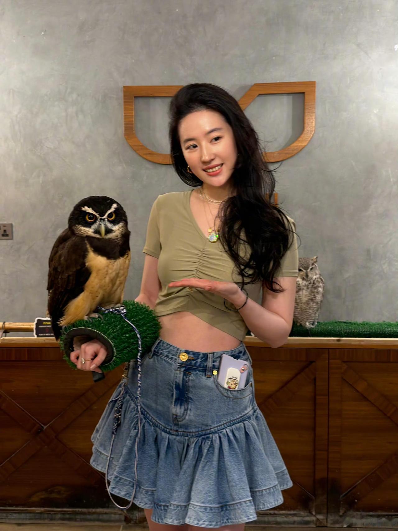 刘亦菲的这身材谁不羡慕呢随便穿个抹胸露肚脐的上衣，再配一条牛仔裙子，就很好看