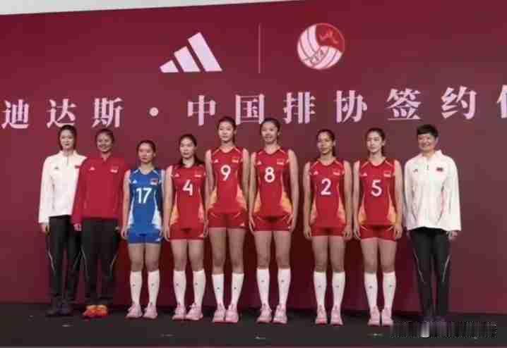 女排世职赛、亚锦赛开赛在即，近日中国女排公开发布展示了国家队球衣，主场用中国红，