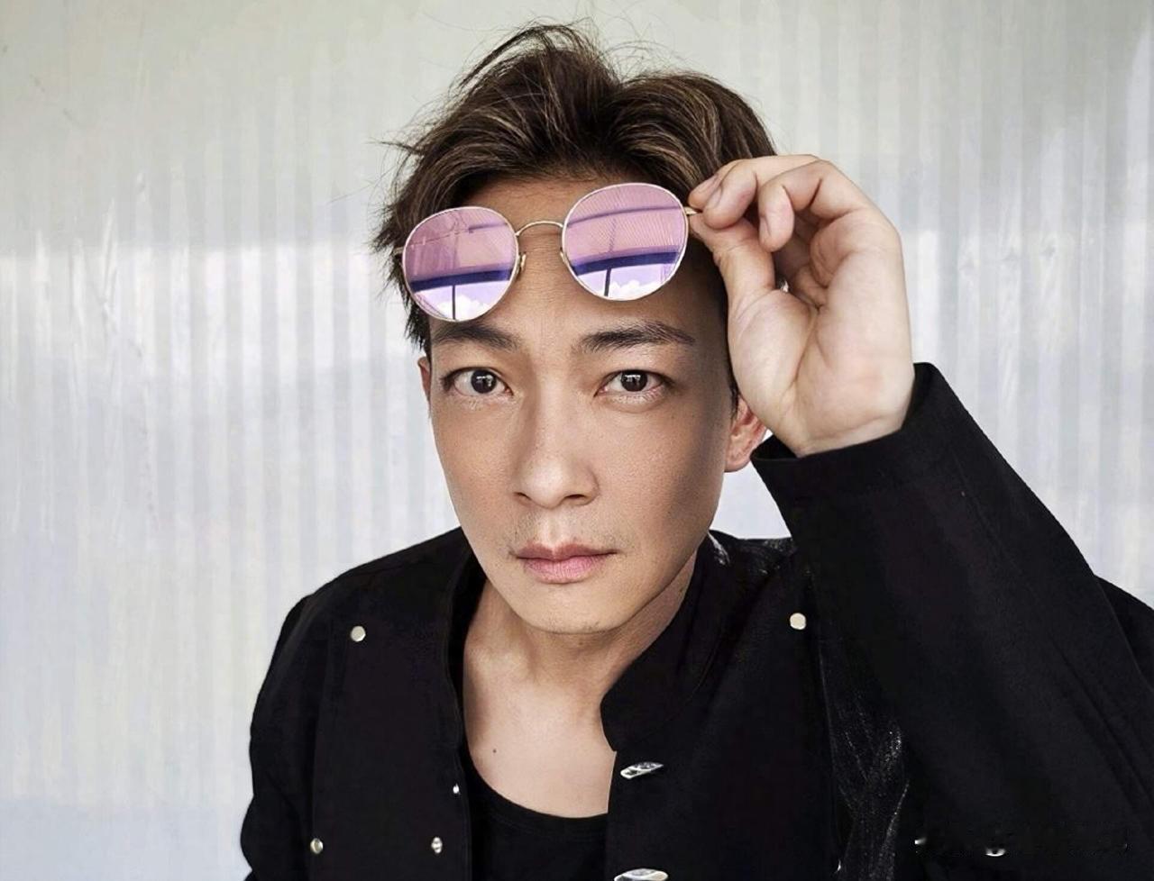 改名又改回？这位TVB熟脸男星在内地翻红，背后真相太真实说实话，看到梁烈唯把