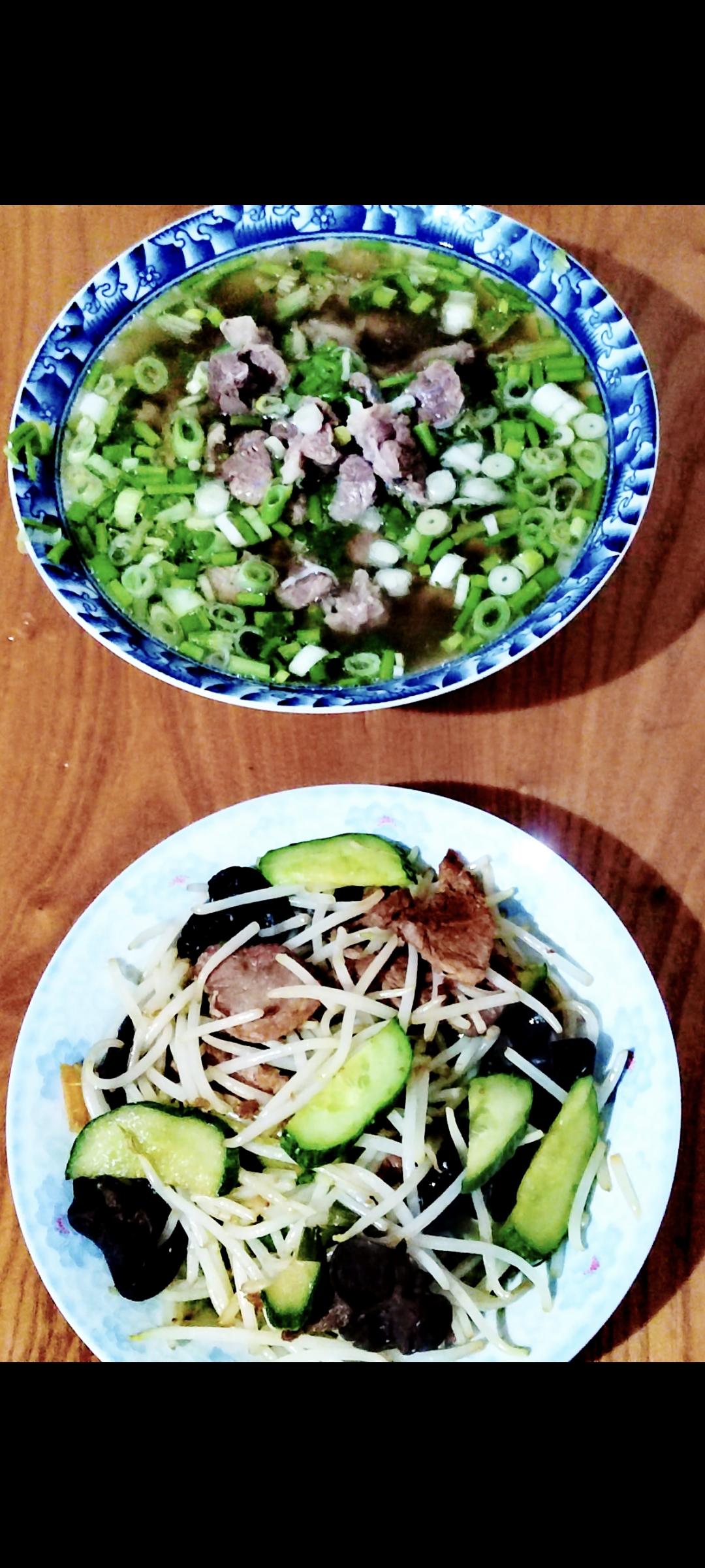 昨天上午到菜市场上买了二斤羊健子肉,买了2块钱的香菜。上午回老家把门口花坛里的