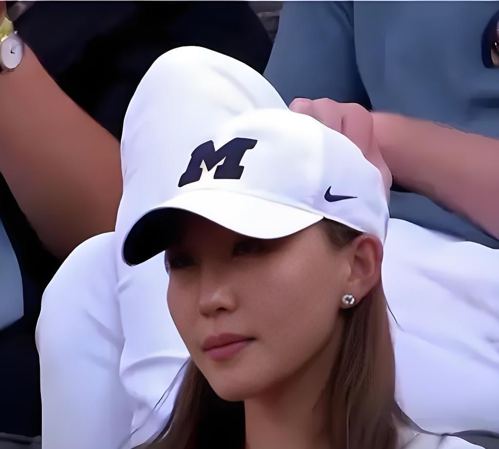 #第二个邓文迪是否诞生##全球首富现任妻子是中国姑娘#当“全球首富现任妻子是中国