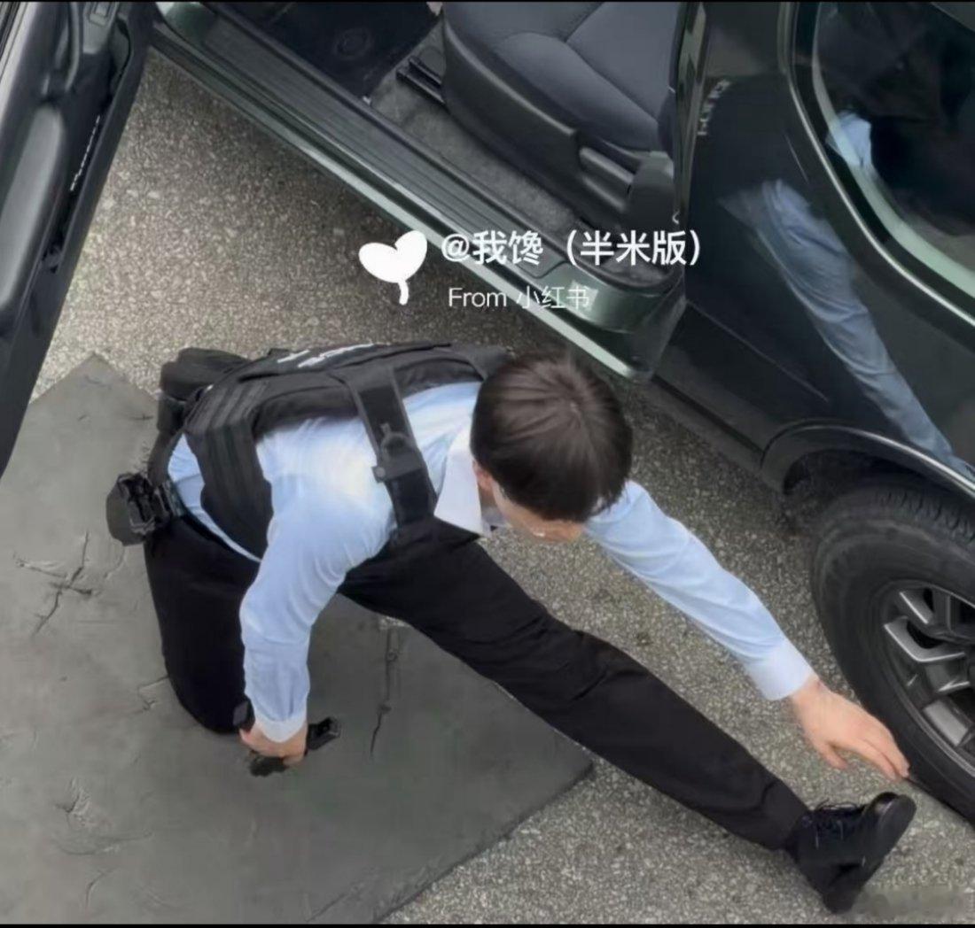 成毅狩谎片场压腿一字马今🌞份的收获，够我反反复复看好久,就是漂亮英俊潇洒帅气