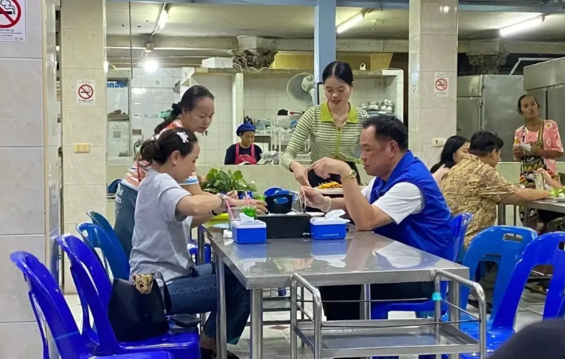 泰国政局，真是几家欢乐几家愁。一边是他信突然离开泰国“逃”往迪拜，一边是阿努