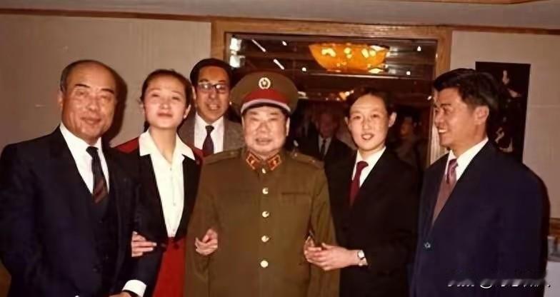79岁的杨得志上将，迎娶小24岁的娇妻，新婚夜新娘子难以入睡新婚的红烛还在