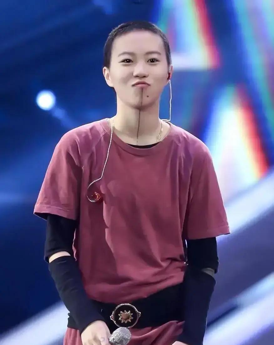 李亚鹏这场18年的“父女局”，血赚！从窦靖童8岁到26岁，接送、陪读、疏导青春