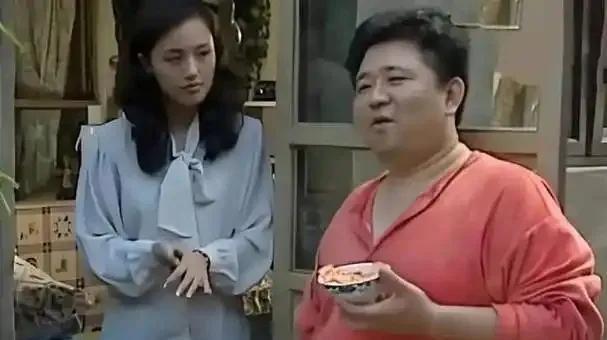 1998年，梁冠华推荐朱媛媛，演《贫嘴张大民的幸福生活》里的李云芳。谁知，导演一