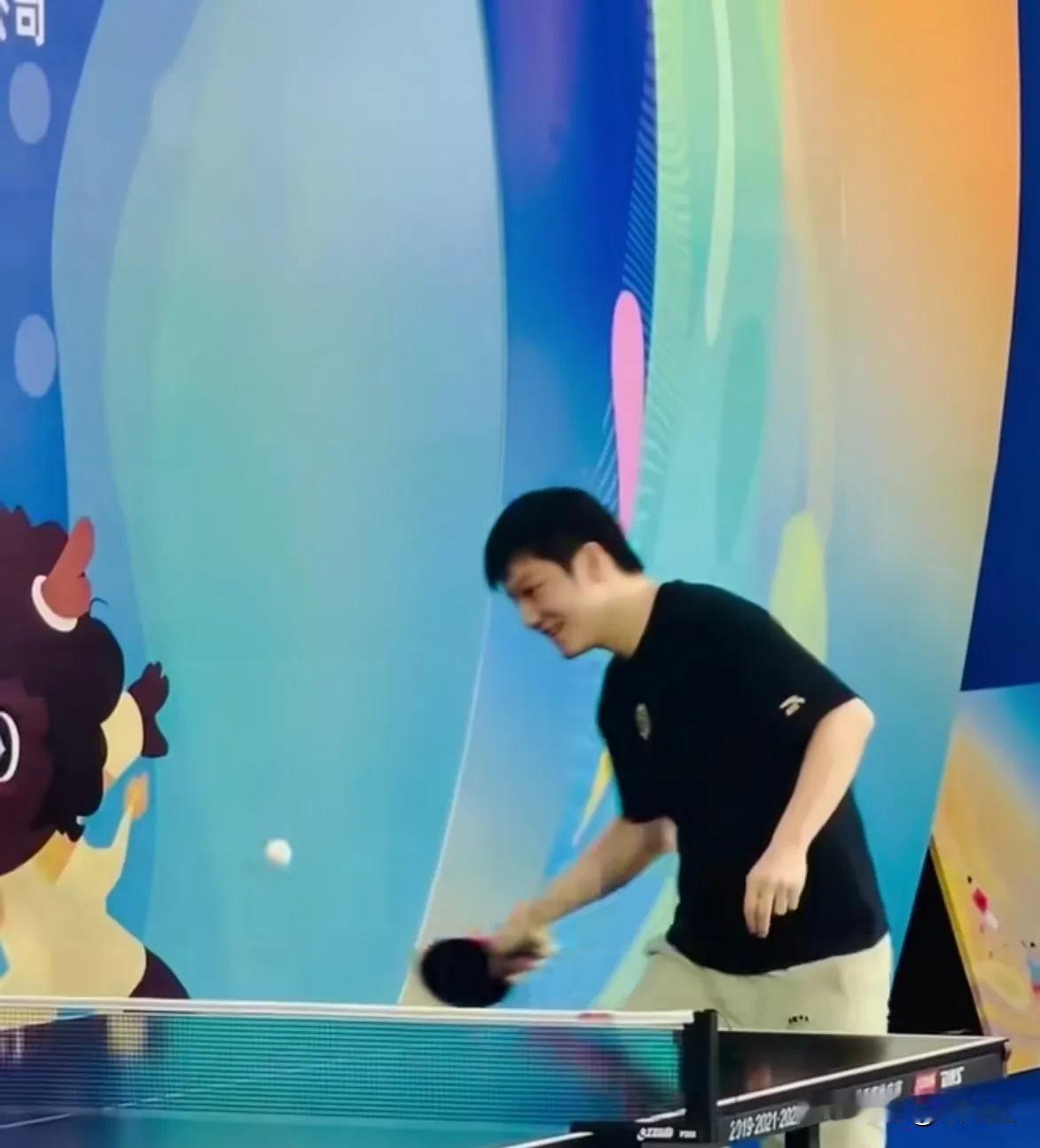 上海这位叔叔没撒谎！今天，樊振东参加活动，一位嘉宾与樊振东对打，这位嘉宾非常幽