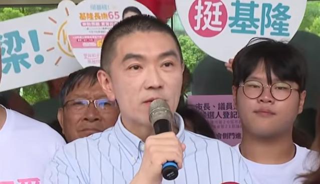 国民党主席郑丽文上午约10时前往基隆市信义市场，陪同寻求连任的基隆市长谢国梁拜票