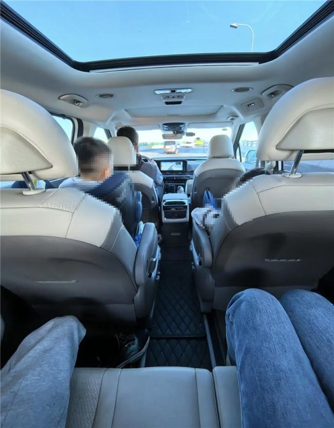 空间配置双在线，2026起亚嘉华，家庭出行的全能MPV人到中年，感觉生活的重心