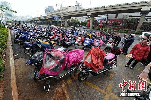 电动自行车这个交通工具的出现历史不长，只有10几年。由于是新交通工具，处于探索革