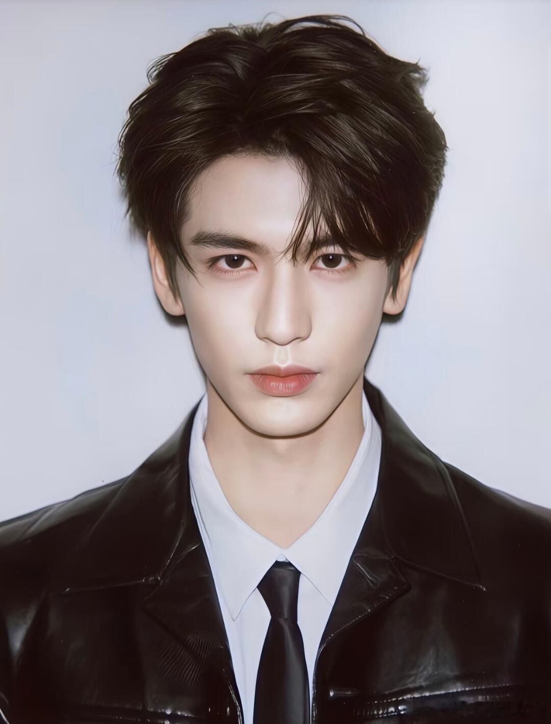 张凌赫偷瞄白鹿谁还没看张凌赫偷瞄白鹿的名场面？显微镜女孩已经开始逐帧扒细节了