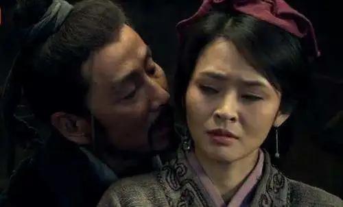 刘邦当了皇帝后，忽然想起自己和曹寡妇还有一个儿子，于是便回到沛县找人。没想到，曹
