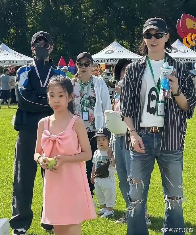 基因真的好神奇啊！明明小时候和妈妈一模一样，但长大了却越像爸爸了！
